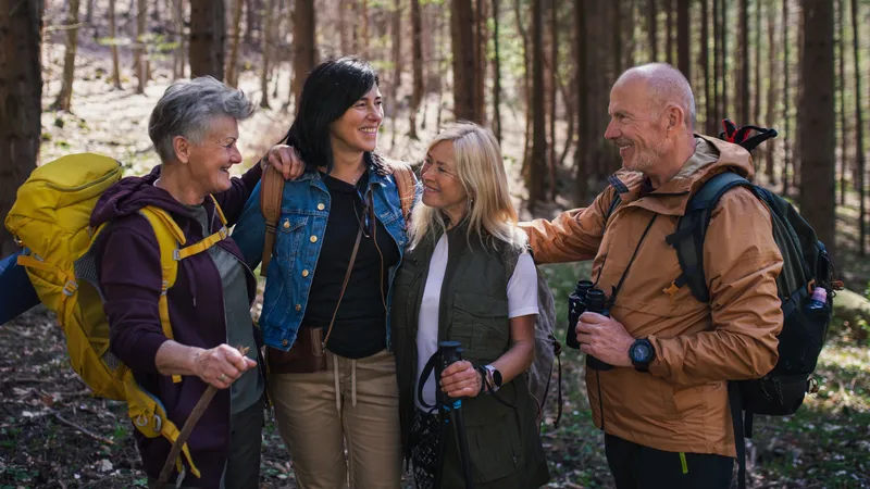 Eine Gruppe ist gemeinsam Wandern im Wald und sie genießen die Gesellschaft.